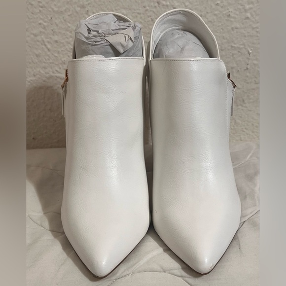 EUC Katherine Booties with wooden Heel size 10 White
**CALL OUT ON LEFT SHOE** - Picture 1 of 6